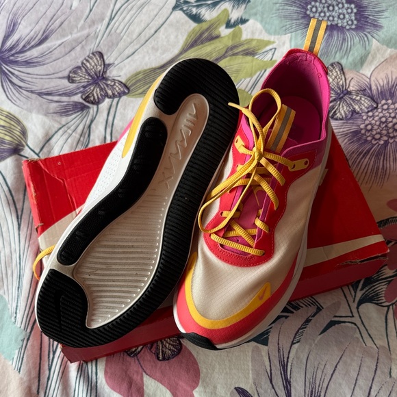 Nike Women's Air Max Dia SE - Picture 3 of 4